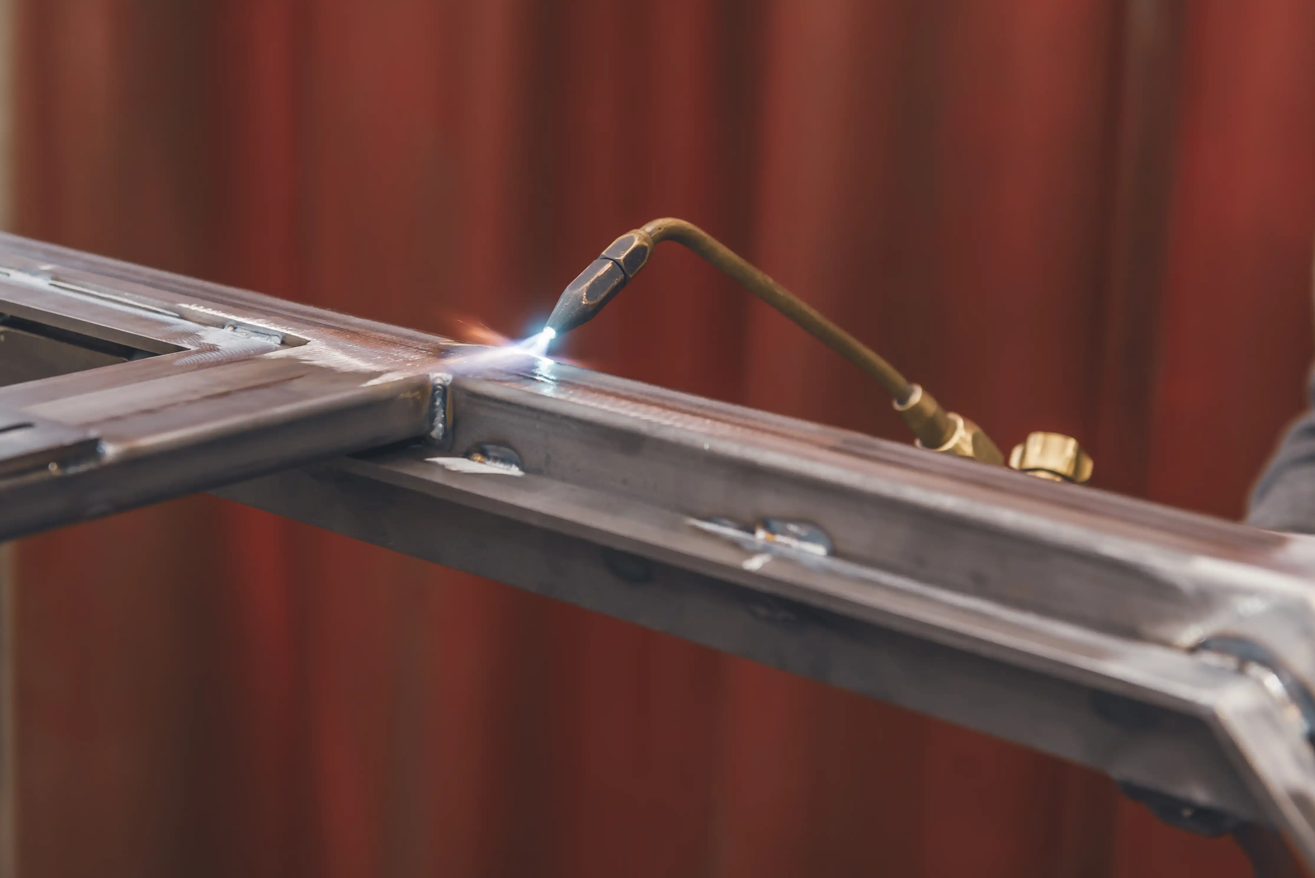 Operatore su macchina CNC di precisione