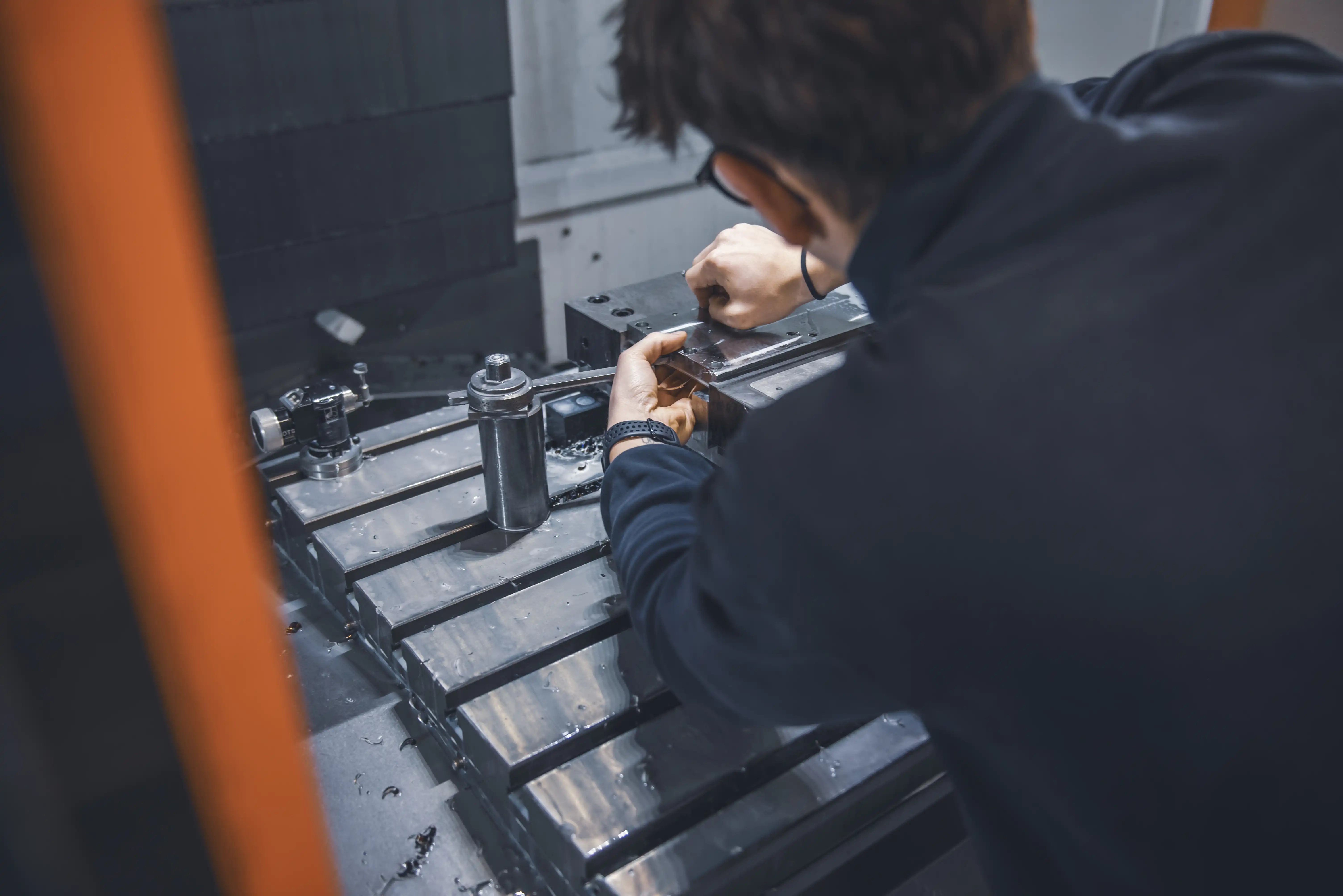 Operatore che attrezza un centro di lavoro CNC per fresatura