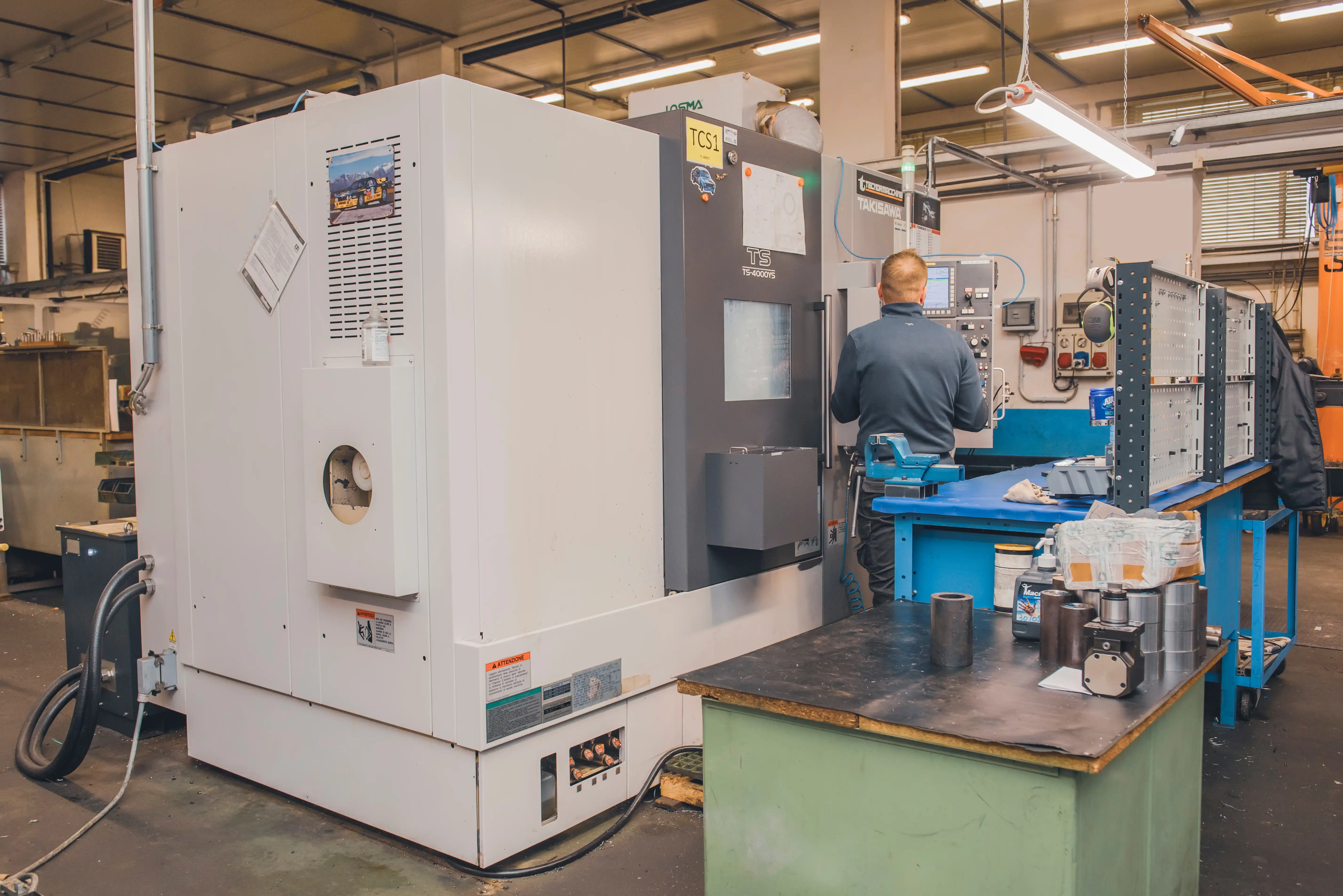 Reparto produzione OMV con centro di lavoro CNC e postazione operatore