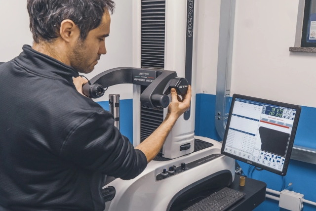 Operatore che utilizza un presetter per utensili STP con display digitale nella sala metrologica OMV