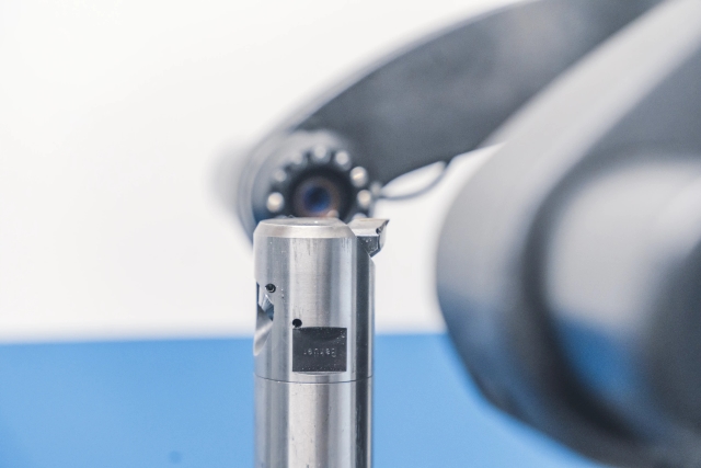 Dettaglio di utensile da taglio montato su braccio di presetter per la misurazione